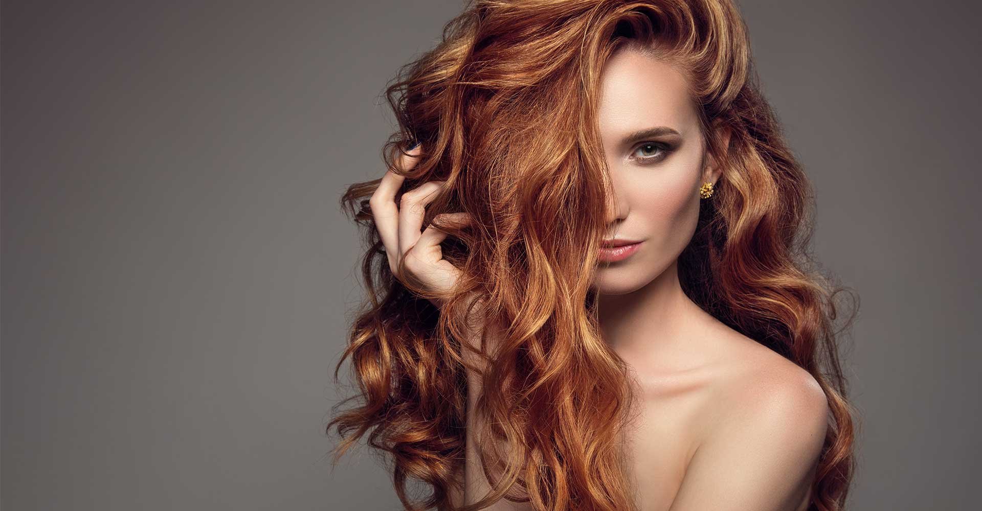 Mulher com longos cabelos ruivos